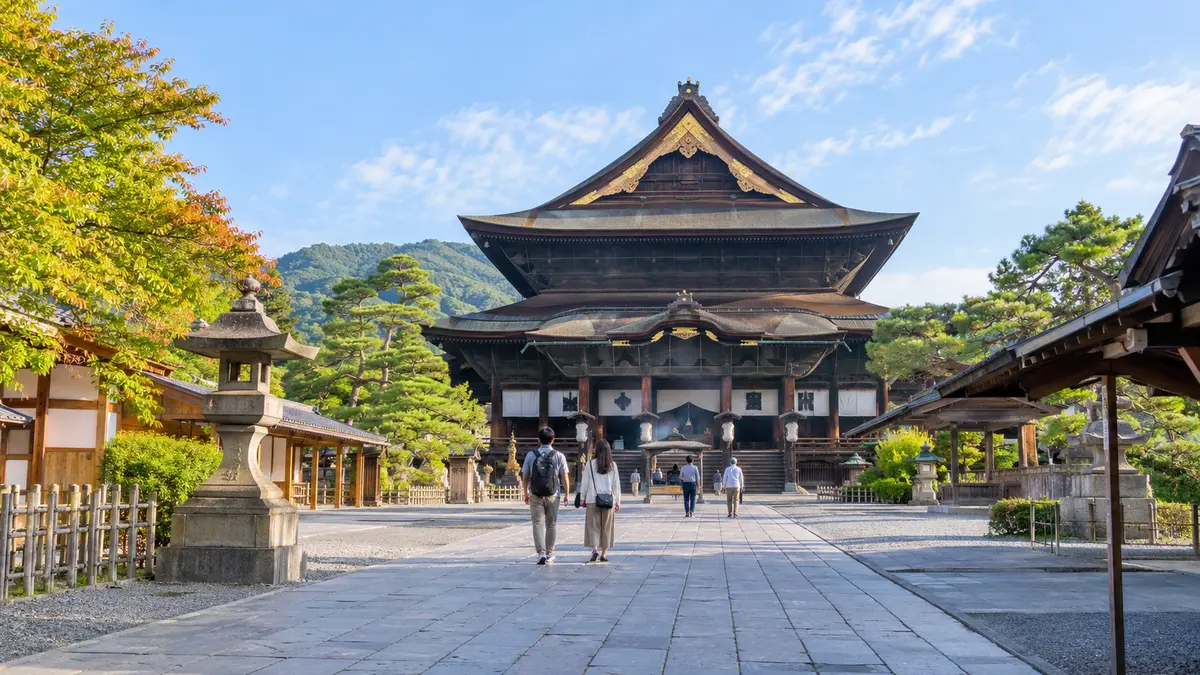善光寺本堂へ向かう参拝者と境内の風景